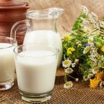 Домашнее коровье молоко и полевые цветы