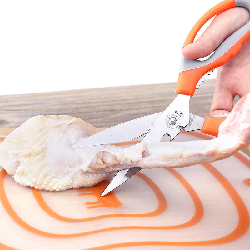 Разделка курицы кухонными ножницами