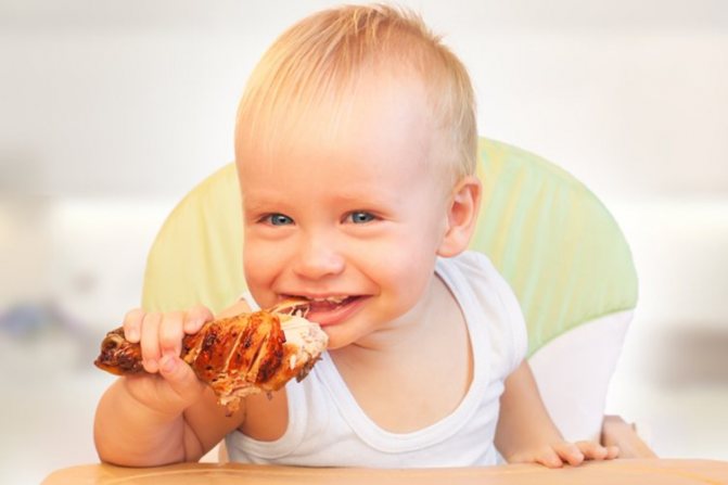 Ребенок ест мясо