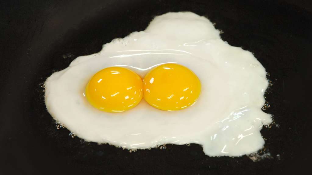 Жареное яйцо с двумя желтками